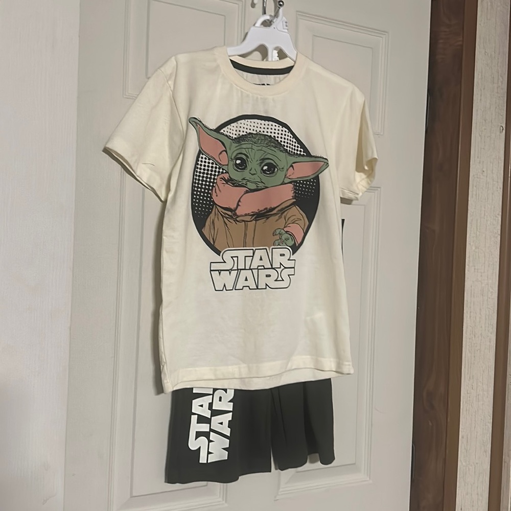 STAR WARS (DISNEY) TWO PIECE OUTFIT: TEE & SHORTS: CREAM/GREEN: NWT: SIZE 10/12